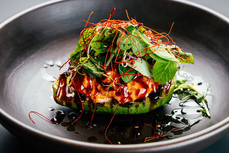 Авокадо на гриле с угрем соусом унаги