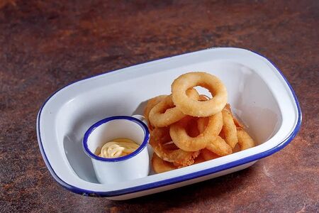 Луковые кольца с сырным соусом