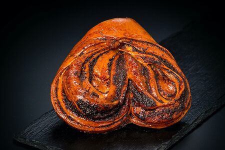 Булочка с маком