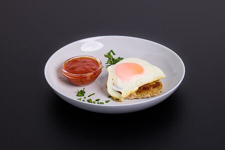 Бифштекс с яйцом