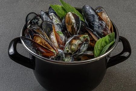 Черные мидии в сливочно-чесночном соусе с кусочками дорблю