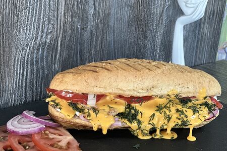 Сэндвич с курицей и сыром чеддером