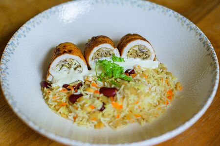 Куриный рулет с сыром и овощами с шафрановым рисом