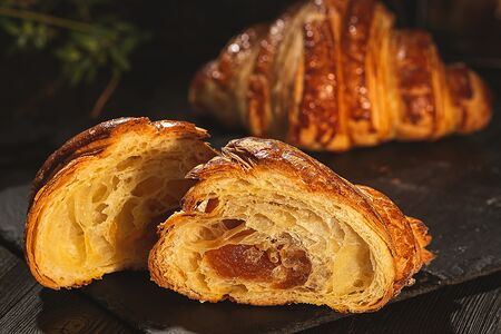 Круассан с абрикосовым джемом