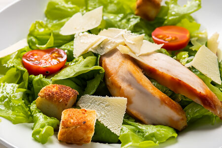 Салат Цезарь с курицей