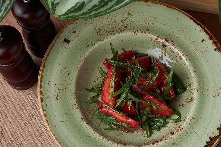 Салат и помидоров с красным луком и тархуном