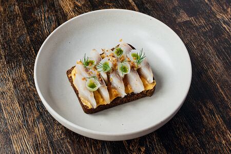 Сморреброд с сельдью и соусом грибиш