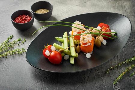 Малосольные огурцы, помидоры, шампиньоны, жемчужный лук, капуста Прованс