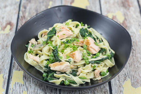 Феттучини с лососем и шпинатом