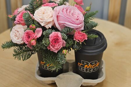 Комбо Капучино и композиция из цветов