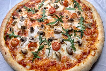 Пицца с курицей и грибами