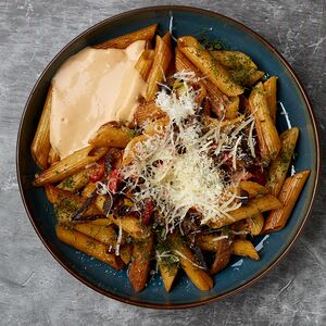 Паста с говядиной, овощами и сырным соусом