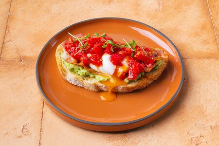 Тост с беконом, авокадо и яйцом пашот