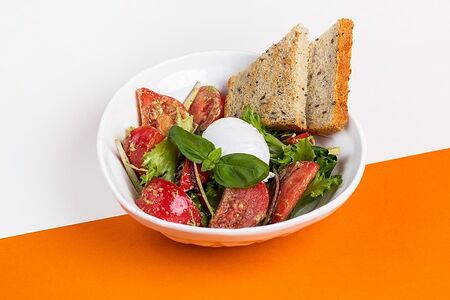 Розовые томаты в соусе песто и яйцом пашот