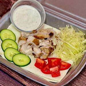 Шаурма на тарелке с курицей