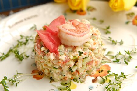 Салат из креветок, авокадо и имбиря