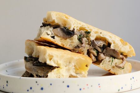 Сэндвич с грибами и трюфельным айоли