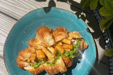 Круассан с курицей и картофелем фри