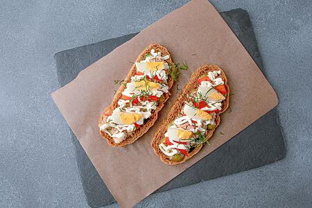 С тунцом и перепелиным яйцом