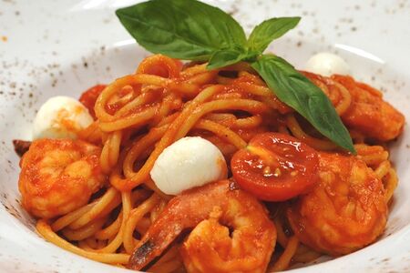 Паста с креветками в томатном соусе