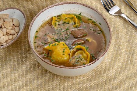 Бульон мясной с тортеллини и белыми грибами