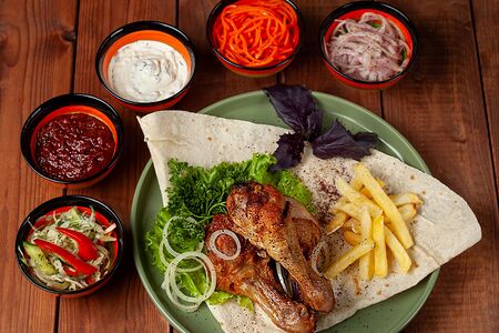 Бокс с шашлыком из куриных ножек