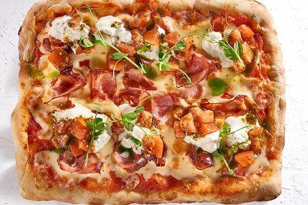 Пицца римская с прошутто, помидорами и страчателлой