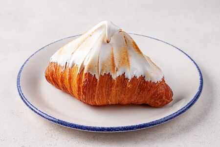 Круассан с лимонной меренгой