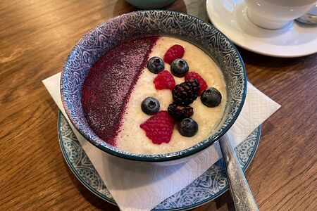 Овсяная каша с ягодами