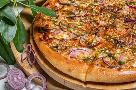 С копченым беконом, зеленым соусом и BBQ