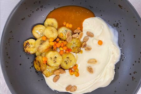 Бхапа дой с карамельным бананом