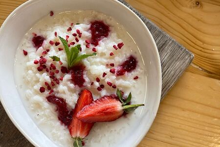 Сливочная рисовая каша с малиновым кули и ягодной крошкой