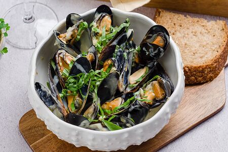 Мидии в сливочном соусе на голубом сыре с ремесленным хлебом