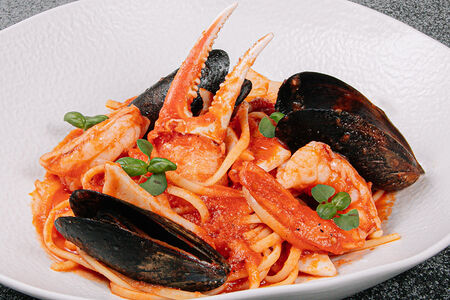 Лингвини с крабом и морепродуктами в томатном соусе