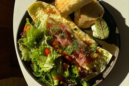 Омлет с беконом, салатом и тостом