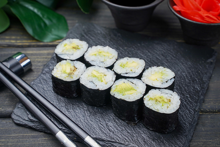 Ролл с авокадо