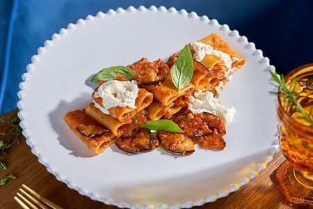 Паккери с баклажаном, страчателлой и томатами