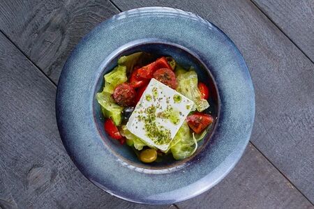 Салат Греческий с соусом песто