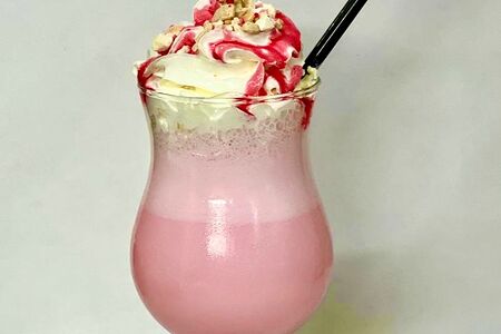 Коктейль молочный клубничный