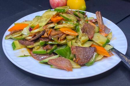 Салат из свежих огурцов с говядиной №105