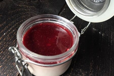 Панна котта с соусом Роте-Грютце