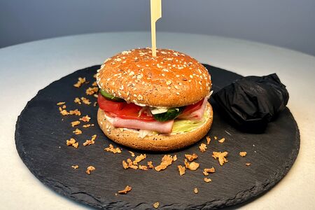 Бейгл с ветчиной, творожным сыром и овощами