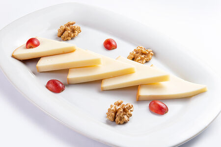 Сыр копченый сулугуни в нарезку