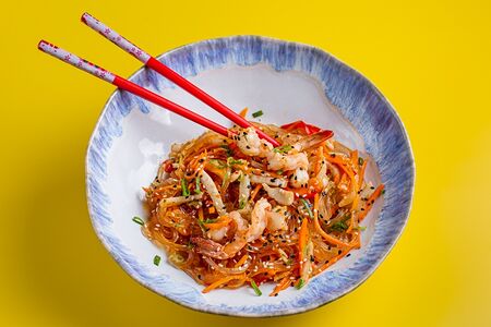 Лапша с креветками и кальмаром в соусе никей