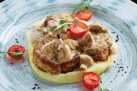 Свиные медальоны под сливочно-грибным соусом с пюре