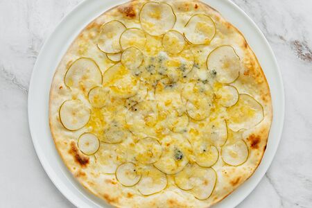 Пицца с грушей и горгонзолой
