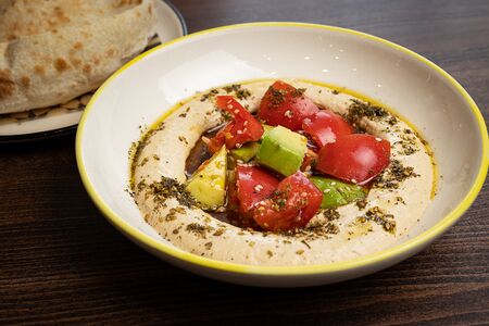 Хумус с авокадо и томатами