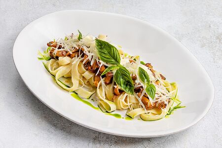 Феттуччине с лисичками и сыром страчателла