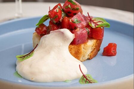 Тартар из тунца на булочки бриошь