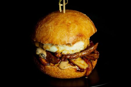 Бургер с уткой, грибами шиитаке и яйцом